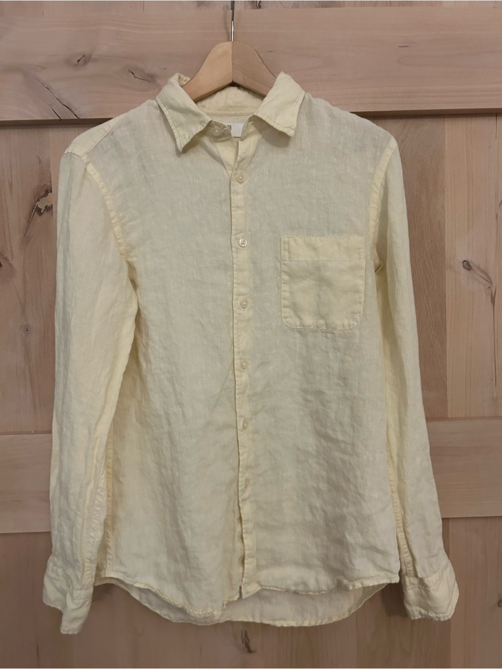 Uniqlo Women’s Butter Yellow 100% linen button down shirt, size Small. EUC.